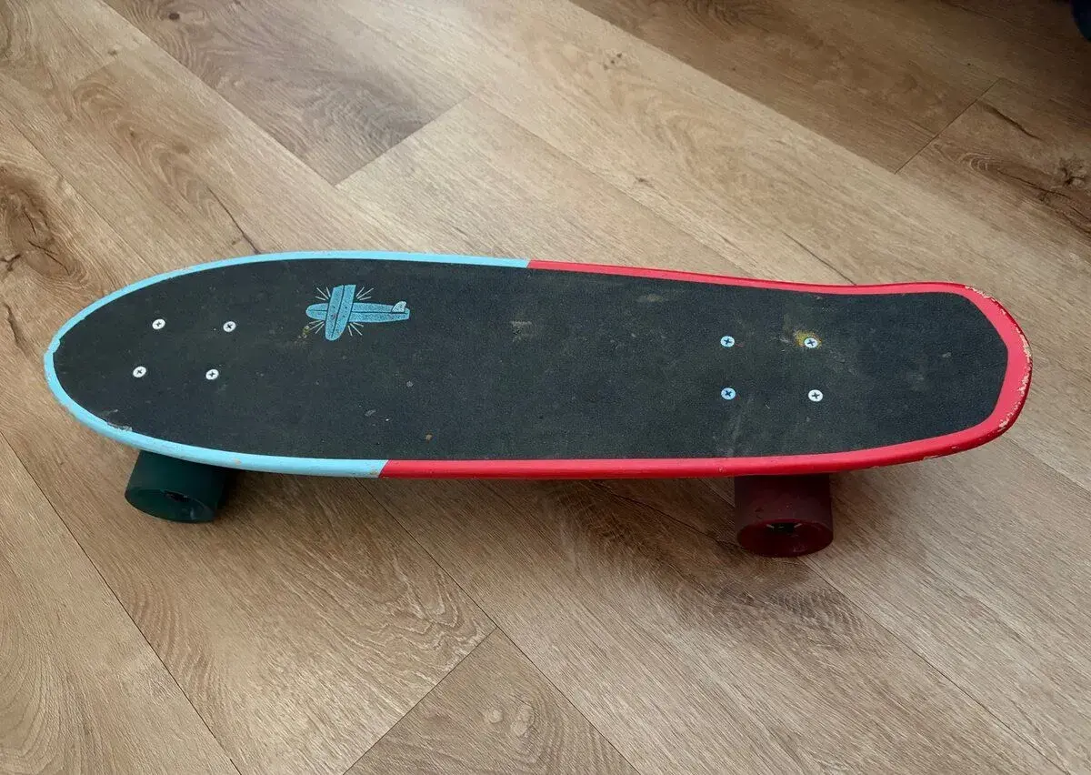 Skateboard Globe Jesus s otevírák na pivo.