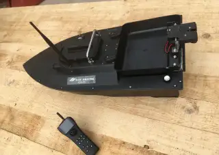 Zakrmovací loď na 12V (20km/hod) s GPS 40 pozic, nepoužitá