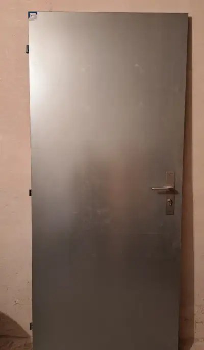 bezpečnostní dveře s bezpečnostním klíčem a zámkem