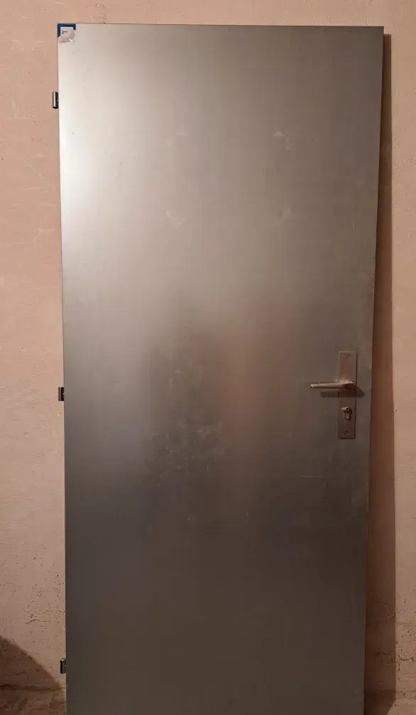 bezpečnostní dveře s bezpečnostním klíčem a zámkem