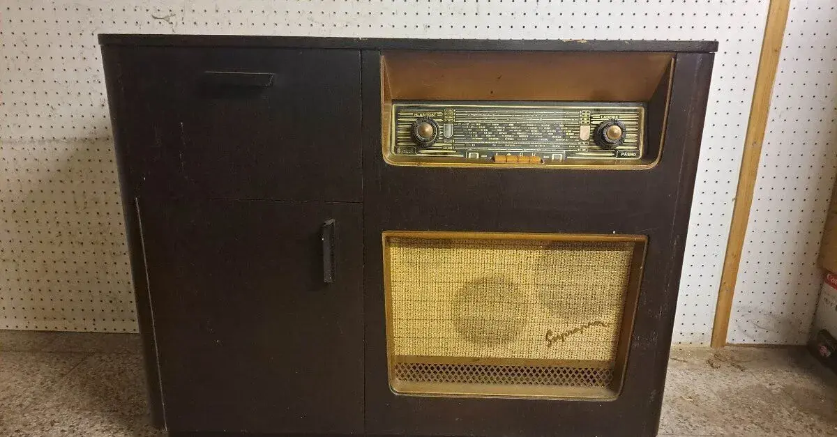 Sleva-gramoradio, gramofon Supraphon LE 57