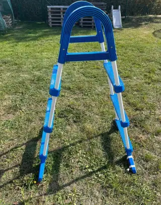 Schůdky k bazénu