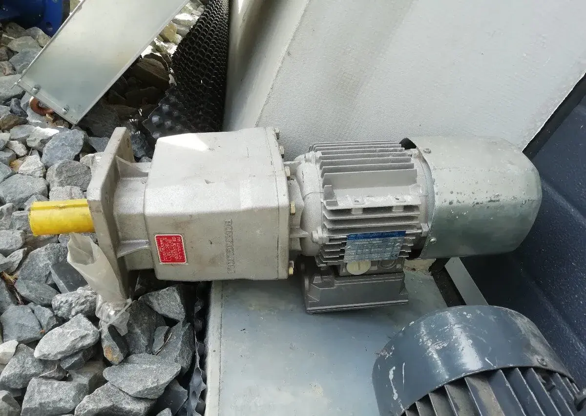 Elektromotor s převodovkou