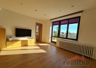 Pronájem bytu 2+1 s garáží v rodinném domě, 2x balkon, zahra
