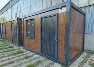 Strážní kontejner o rozměru 2,4 x 4 m