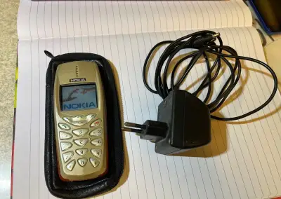 Nokia 3510i s nabíječkou pěkný stav