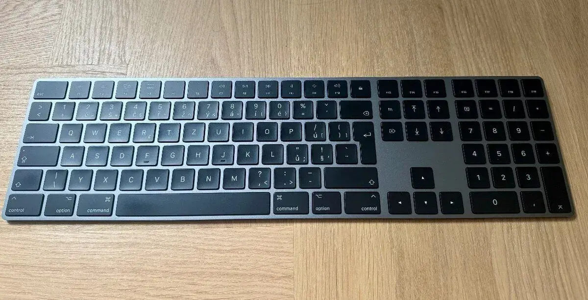 Apple Magic Keyboard Space Gray s numerickým blokem