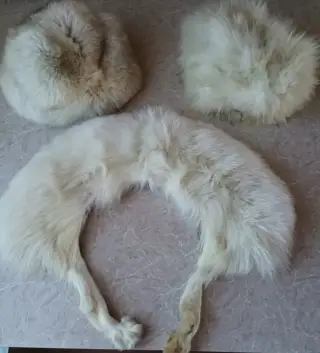Čepice ( 2 x ) a límec z pravé kožešiny