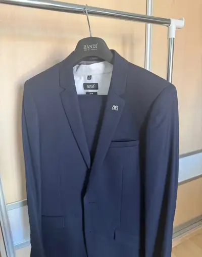 Pánský oblek BANDI 46/182 tmavě modrý slim fit – jako nový