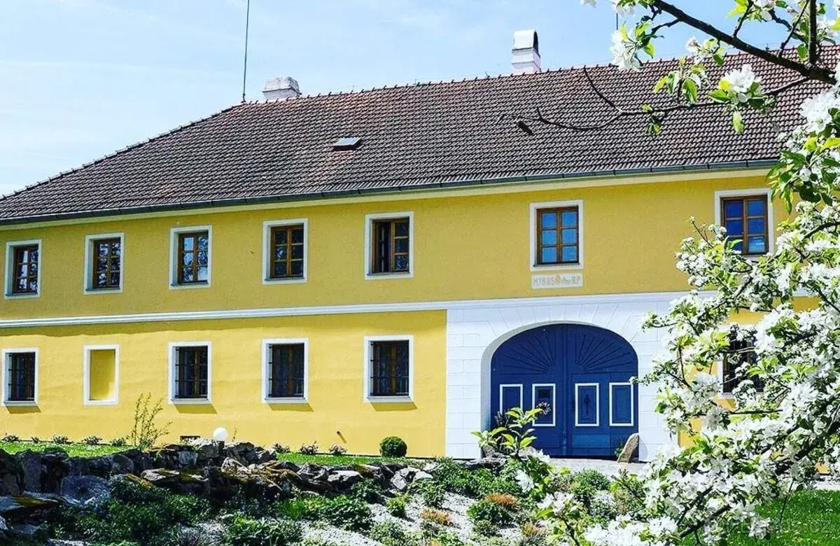 Objekt bývalého statku Český Krumlov, 5 km stranou