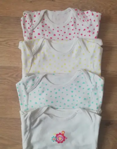4x Body s krátkým rukávem - 18-24 měsíců