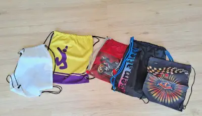Pět vaků různých tvarů a velikostí