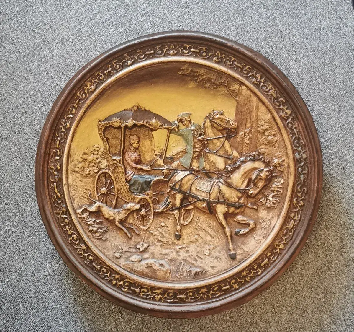 Sádrový reliéf / plastika v rámu – dekorace 50 × 50 cm