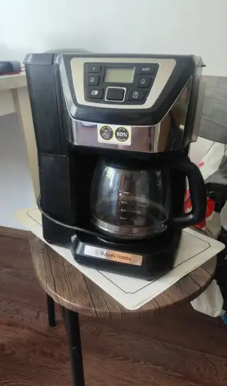 Kávovar s mlýnkem RUSSELL HOBBS