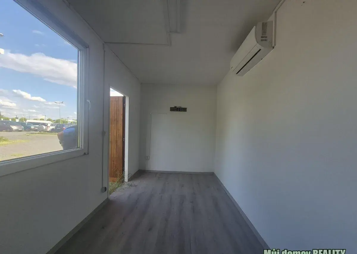 Pronájem zpevněné plochy 500m2, Praha 9 Čakovice.