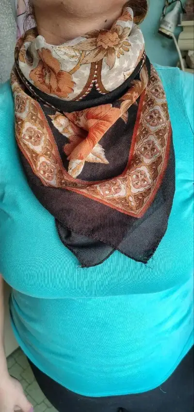Šátek s motivem květin