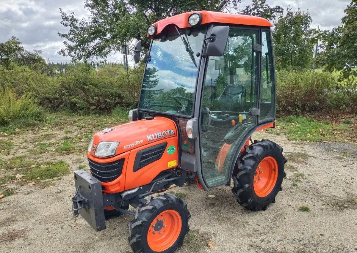 MALOTRAKTOR Kubota B1620D s kabinou a topením | 4x4