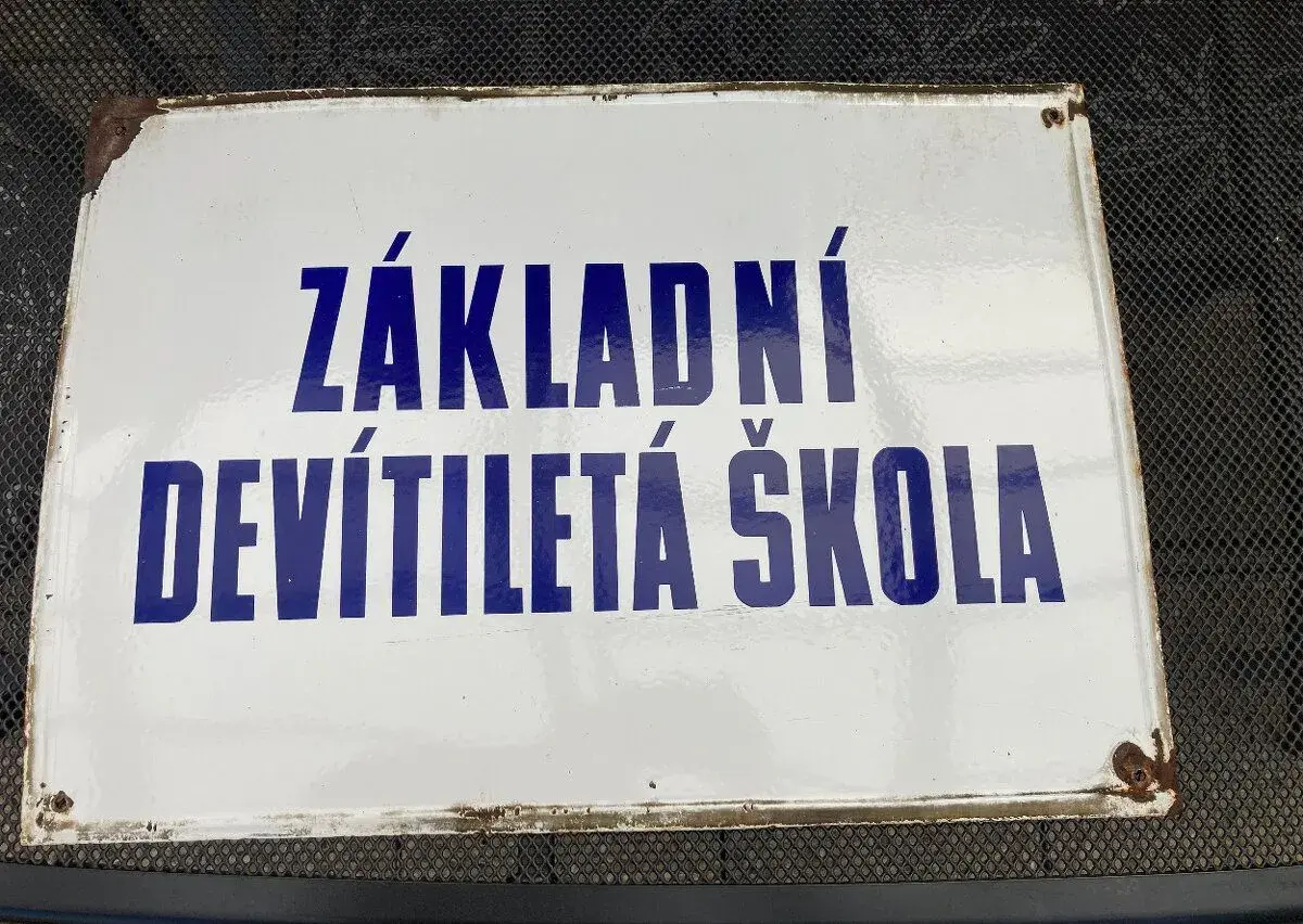 Cedule smaltovaná stará Základní devítiletá škola 800 kč