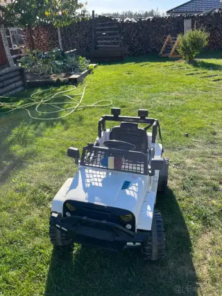 Dětské elektrické autíčko.