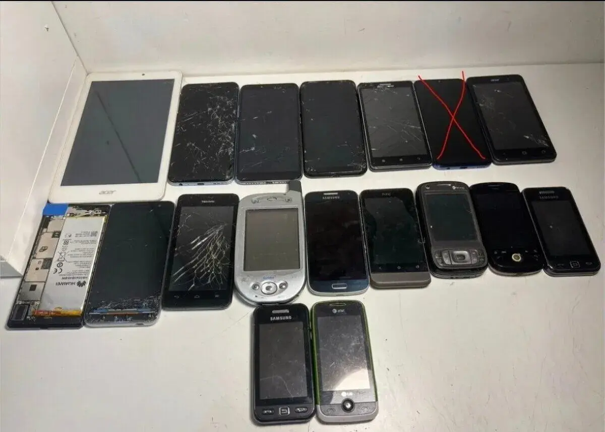 Soubor 17 dotykových telefonů se spoustou příslušenství