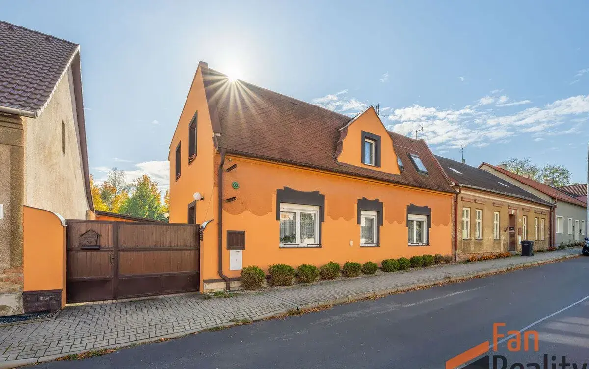 Prodej rodinného domu 6+2, 235 m², s pozemkem 671 m², s gará