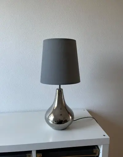 Stolní lampa Habitat