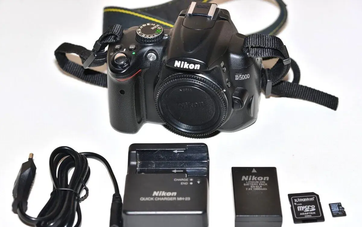 Nikon D5000 + příslušenství