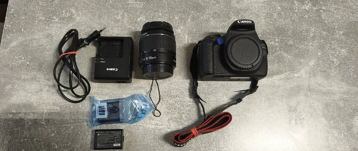 Canon 1200d + základní objektiv 18-55mm, 2x baterie