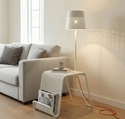 IKEA PS 2014 – stojací lampa se stolkem