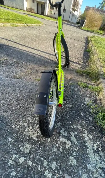 Dětská koloběžka KOSTKA 20”/16” – blatníky + stojánek