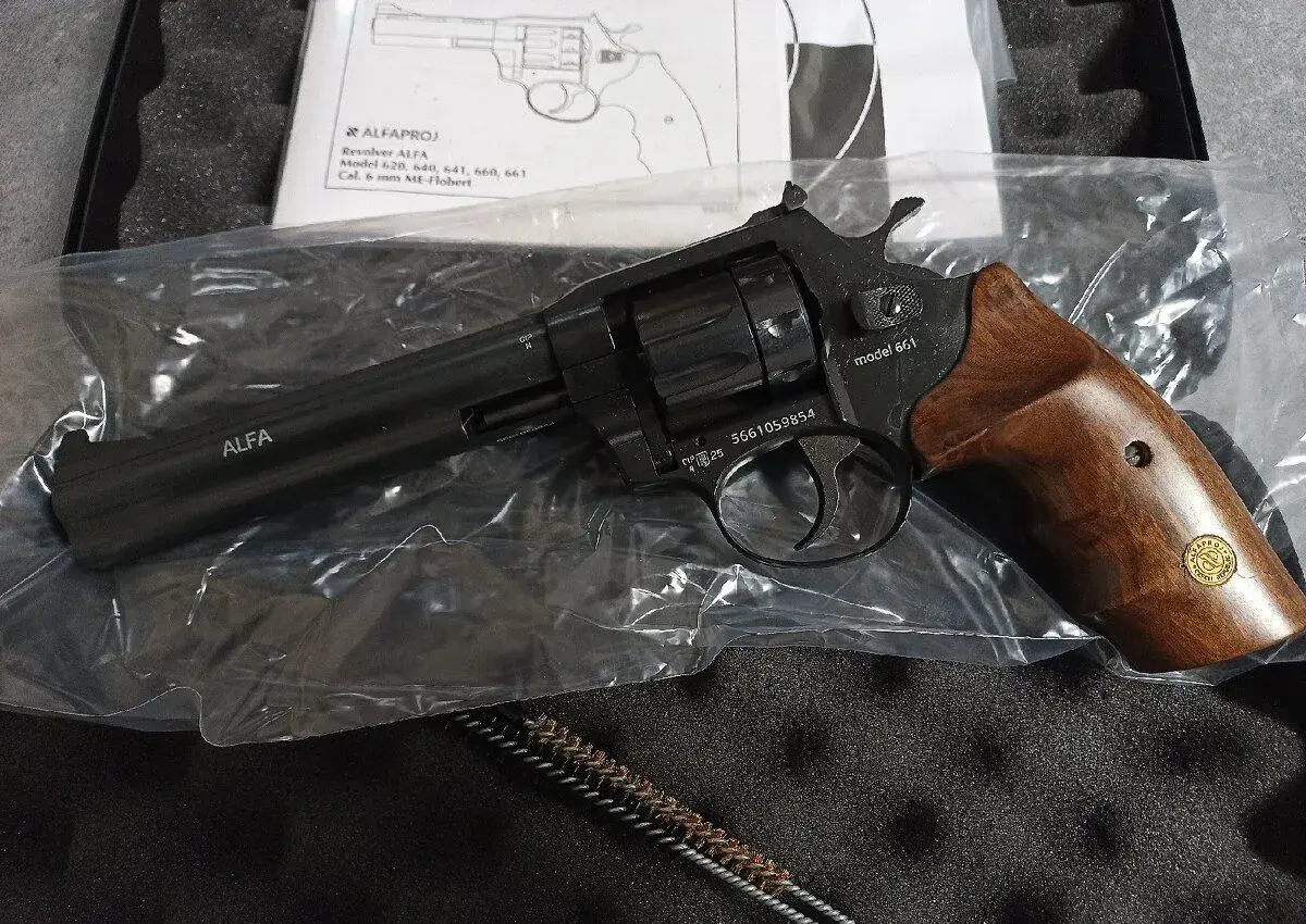 Revolver ALFA model 661 černá - dřevo ráže 6 mm Flobert