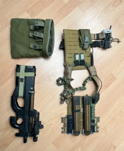 Airsoft zbraň P90 + výstroj