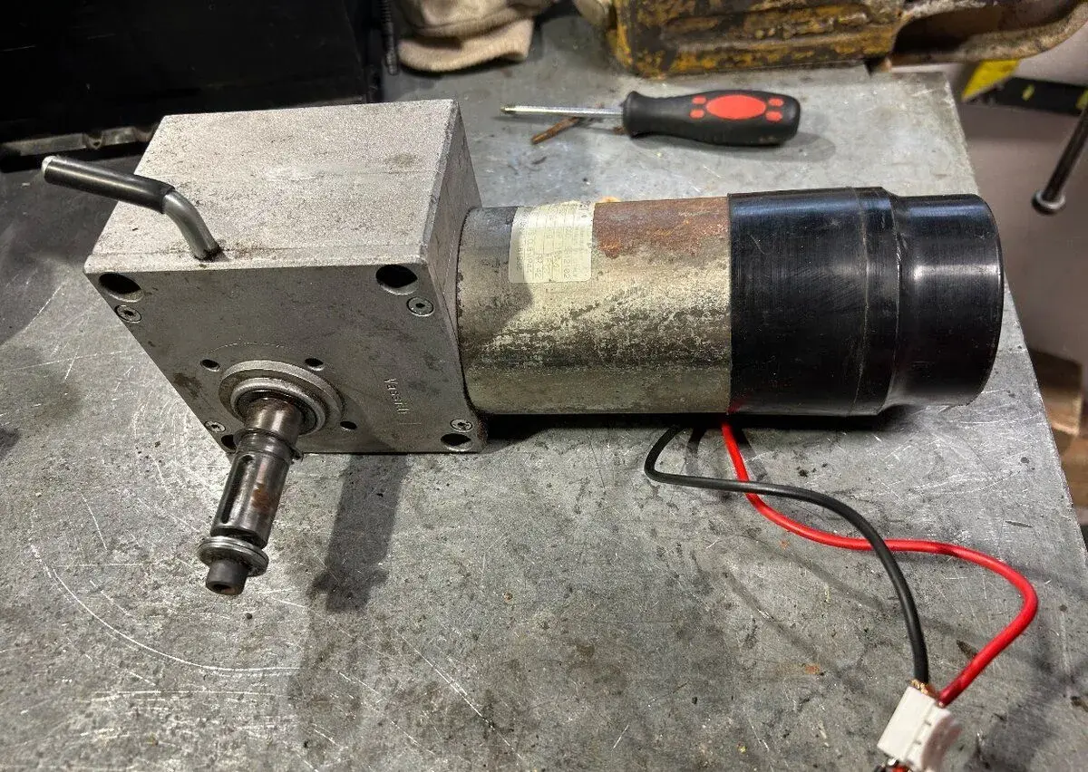 Elektromotor s převodovkou 12v