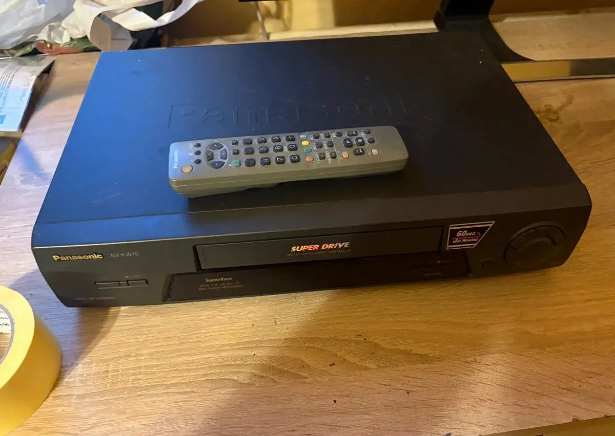 Videopřehrávač VHS Panasonic NV-FJ610 s dálkovým ovladačem