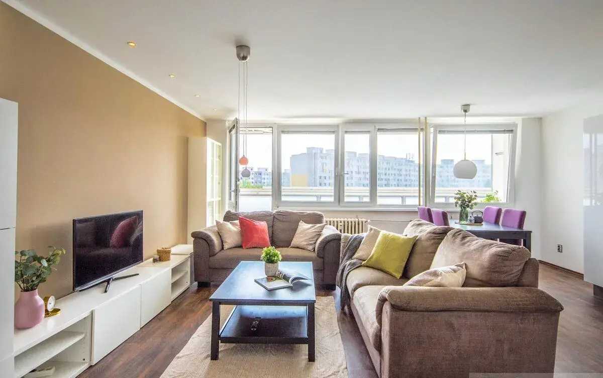 Pronájem světlého bytu 3+kk 78m2 s lodžií 7m2 u metra Lužiny
