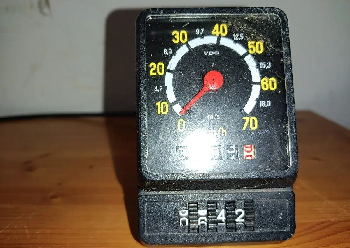 Tachometr na kolo retro