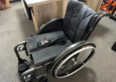 Invalidní vozík skládací - šíře sedu cca 41 - 43 cm