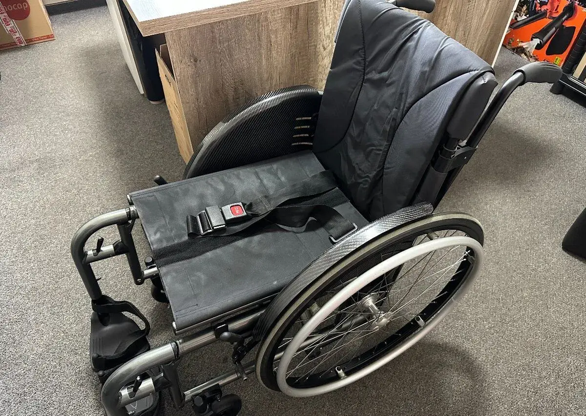 Invalidní vozík skládací - šíře sedu cca 41 - 43 cm