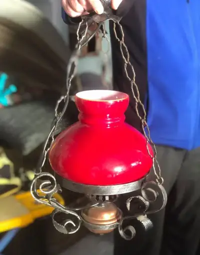rustikální závěsný lustr ve stylu petrolejové lampy