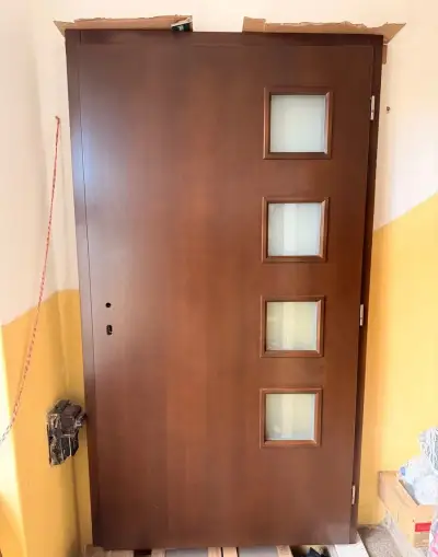 Vchodové dveře nebo vstupní dveře do bytu