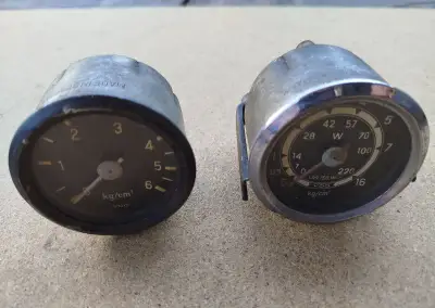 historické manometry