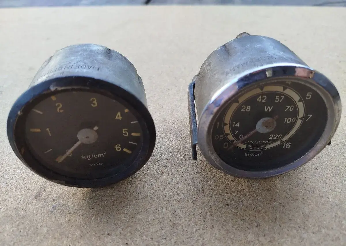 historické manometry