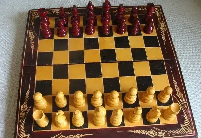Krásné staré velké dřebvěné šachy