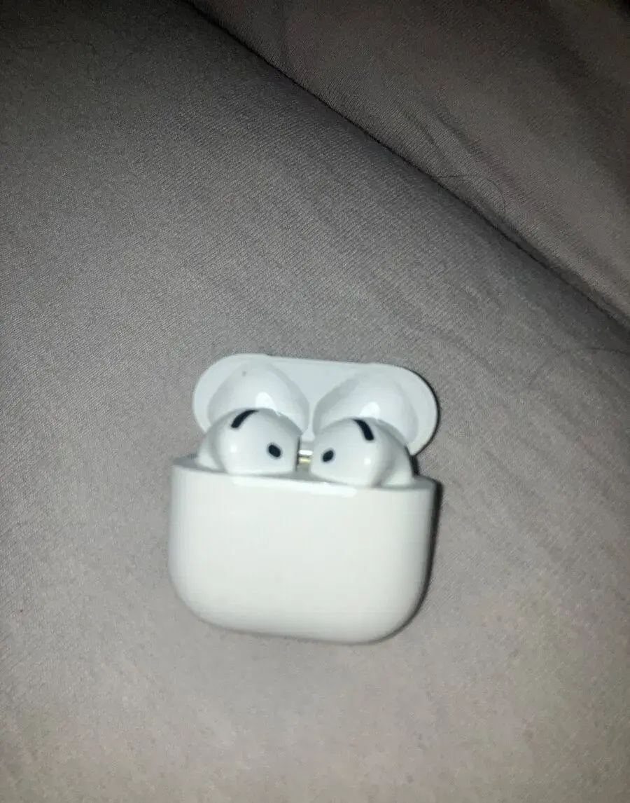 🍎 Apple AirPods 4 – 1 100 Kč – RYCHLÝ PRODEJ