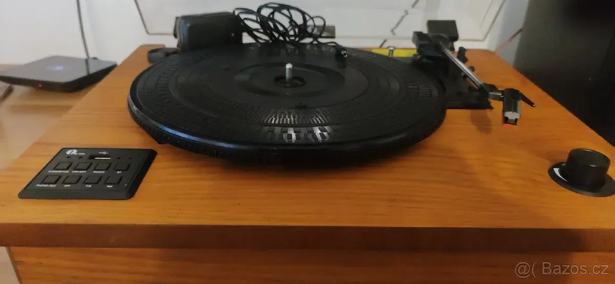 Gramofon MD-909 na opravu