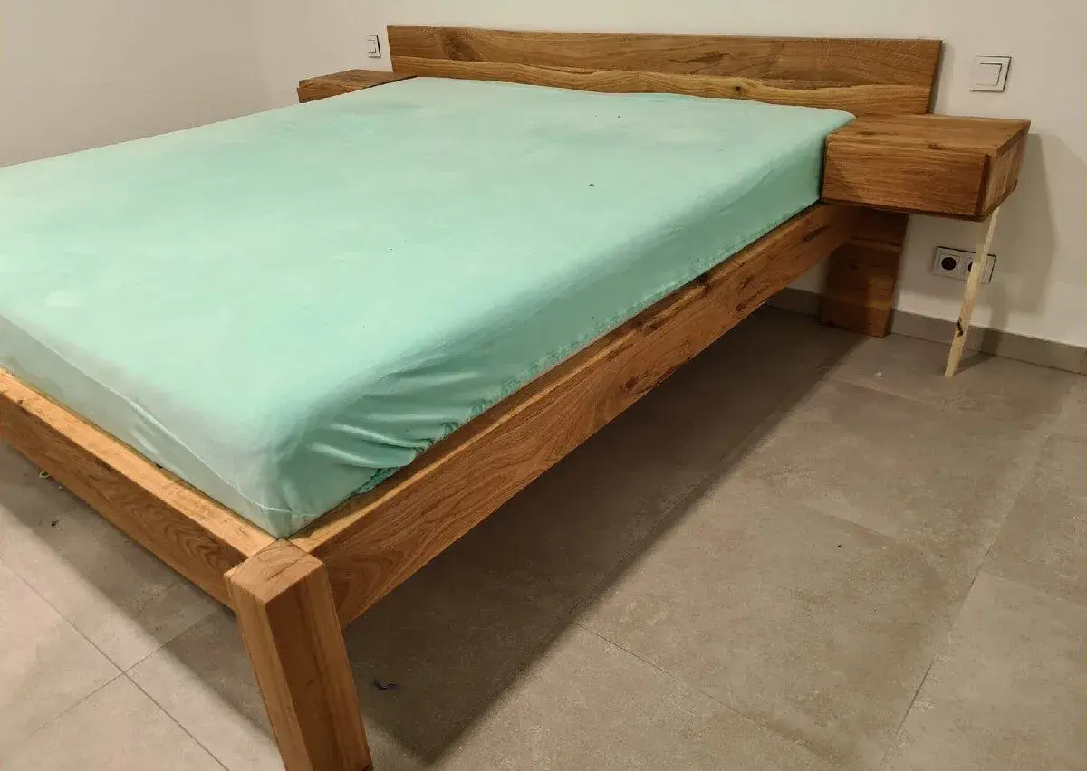 Dubová manželská masivní postel