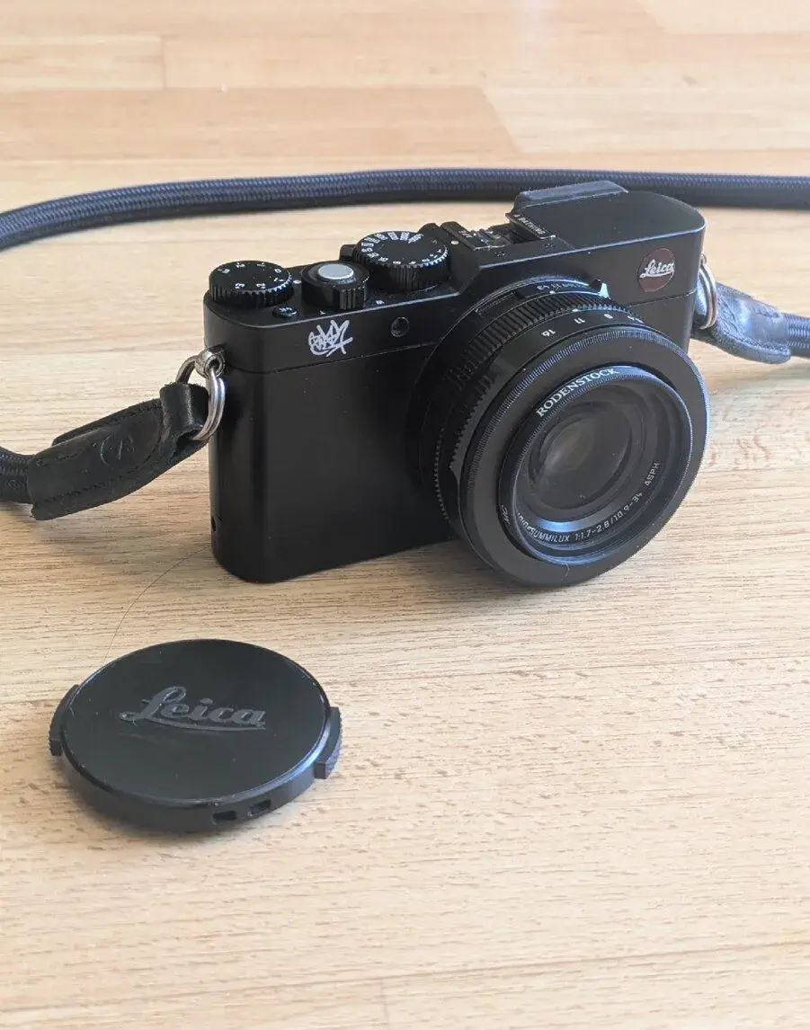 Leica D-Lux 7 BAPE × STASH – limitovaná edice, funkční