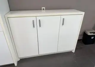 Výprodej vybavení prodejny - Bílá komoda vyšší