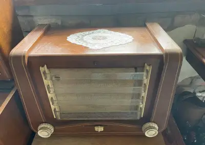 Retro radio Tesla