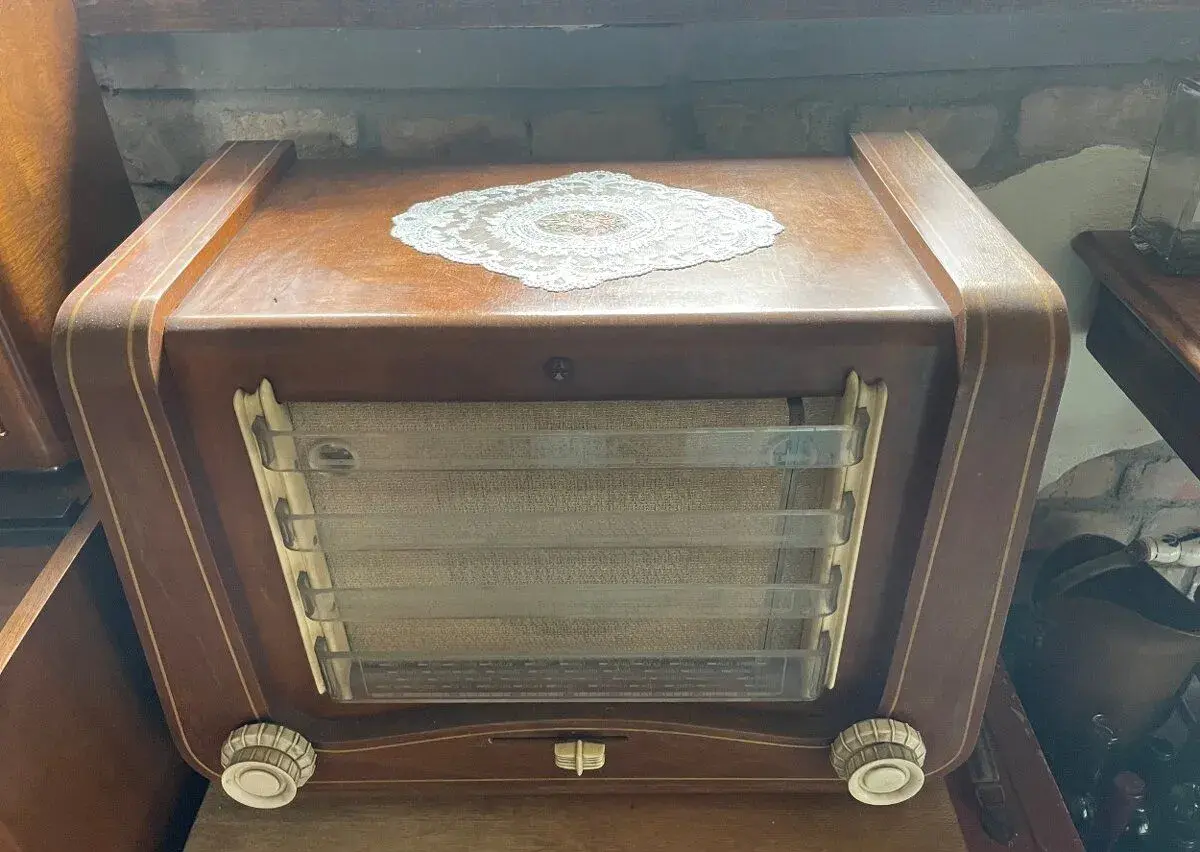 Retro radio Tesla